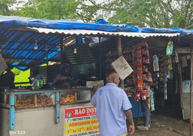 Snack and tea stalls with tarpaulin roofs near the Baratang jetty